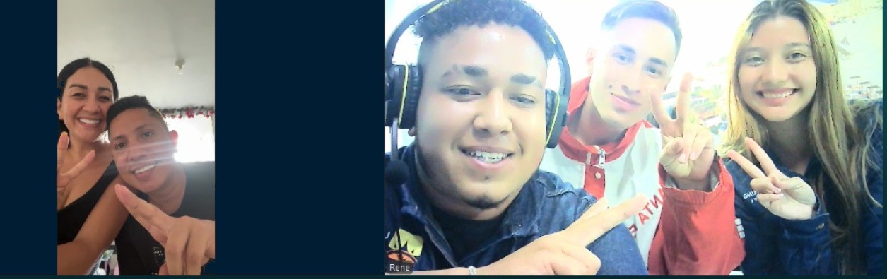 Pareja de clientes en su asesoría por videollamada con el equipo de Link King Travel