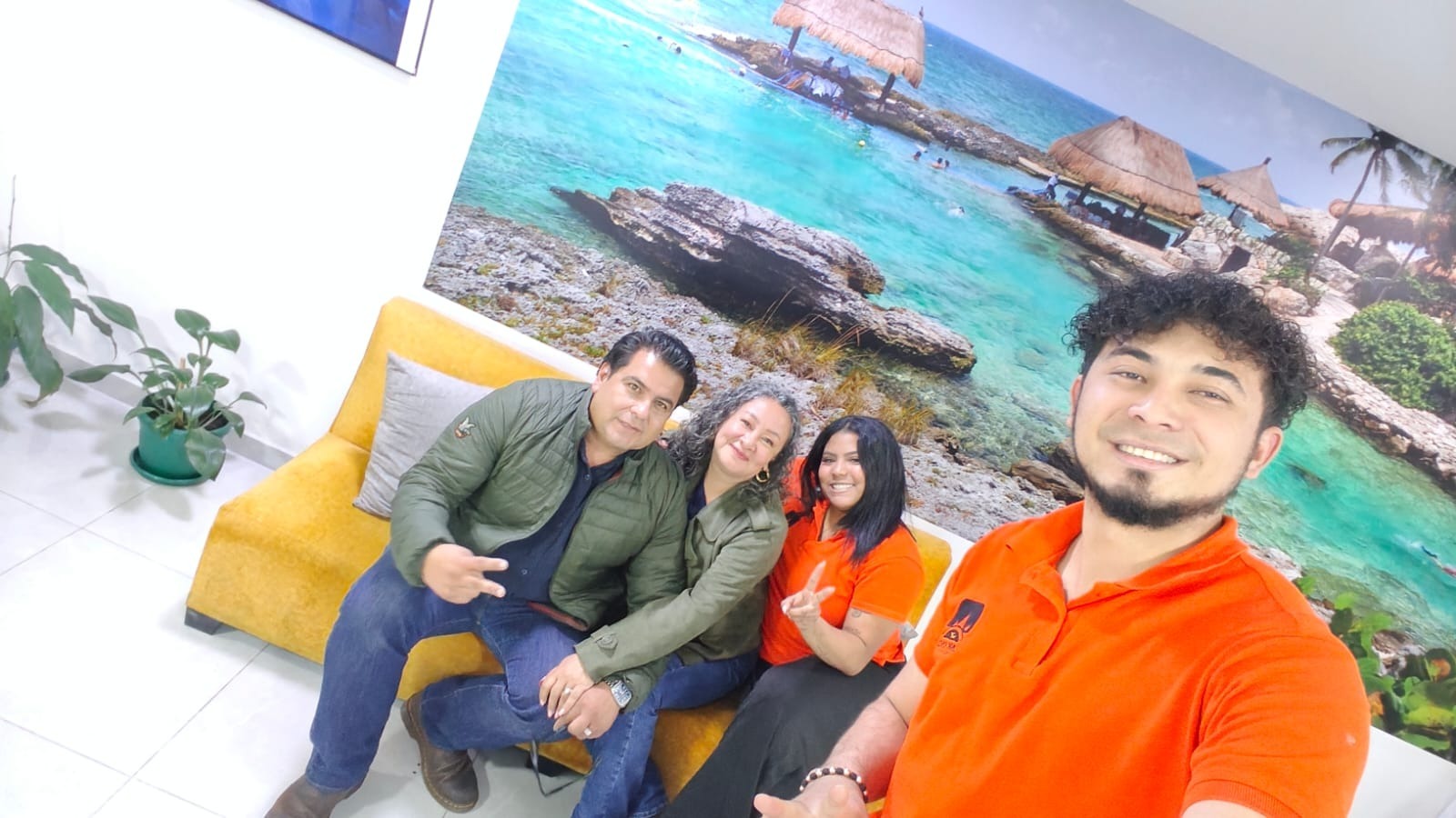 Clientes y asesor de Link King Travel celebrando en la oficina de Bogotá