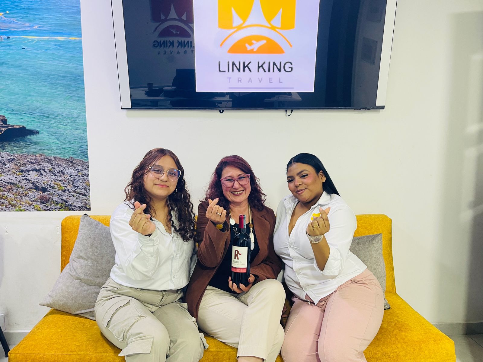 Clientes celebrando con el equipo de Link King Travel en la oficina de Bogotá