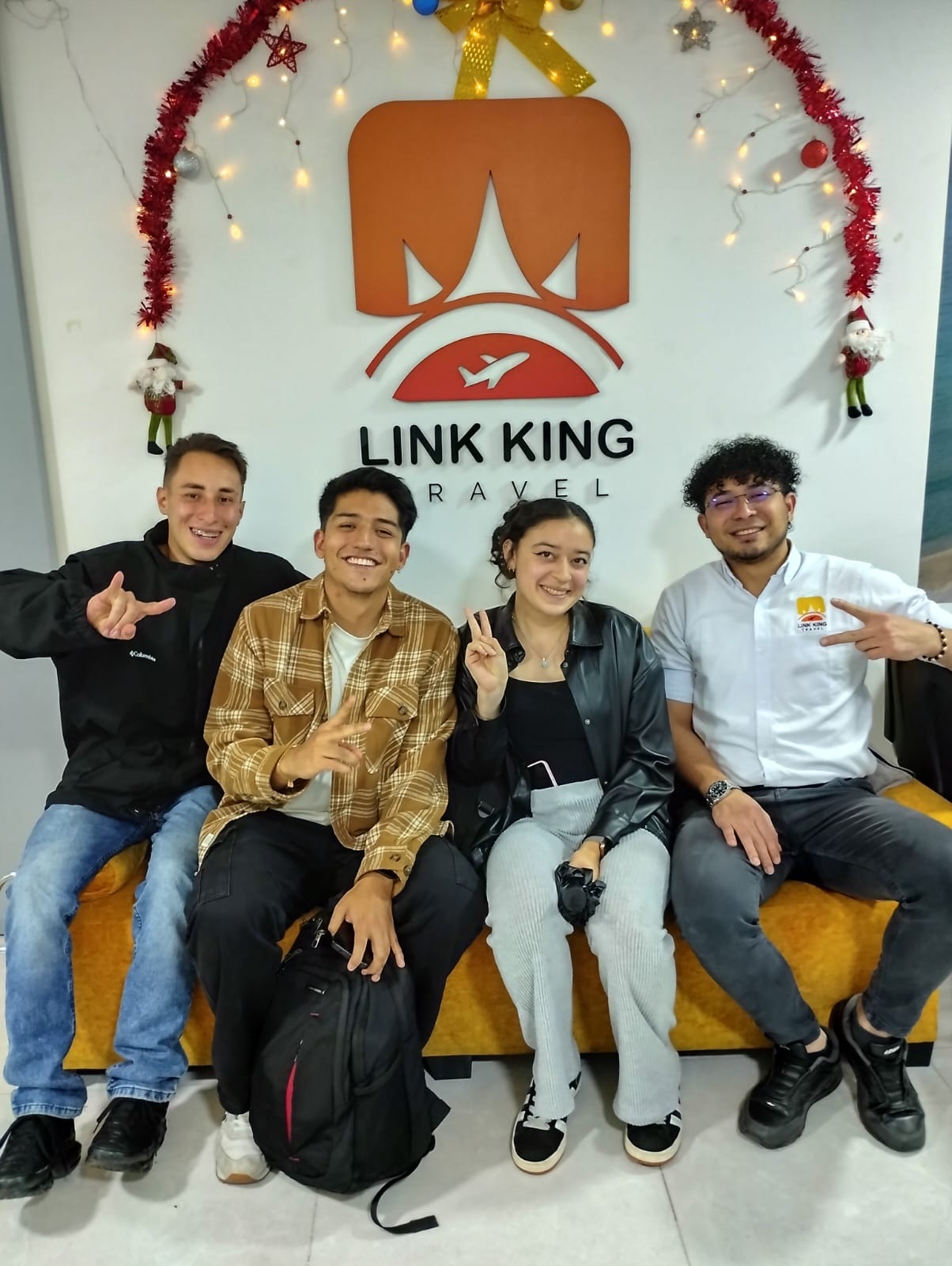 Clientes de Link King Travel en la oficina de Bogotá junto a sus asesores