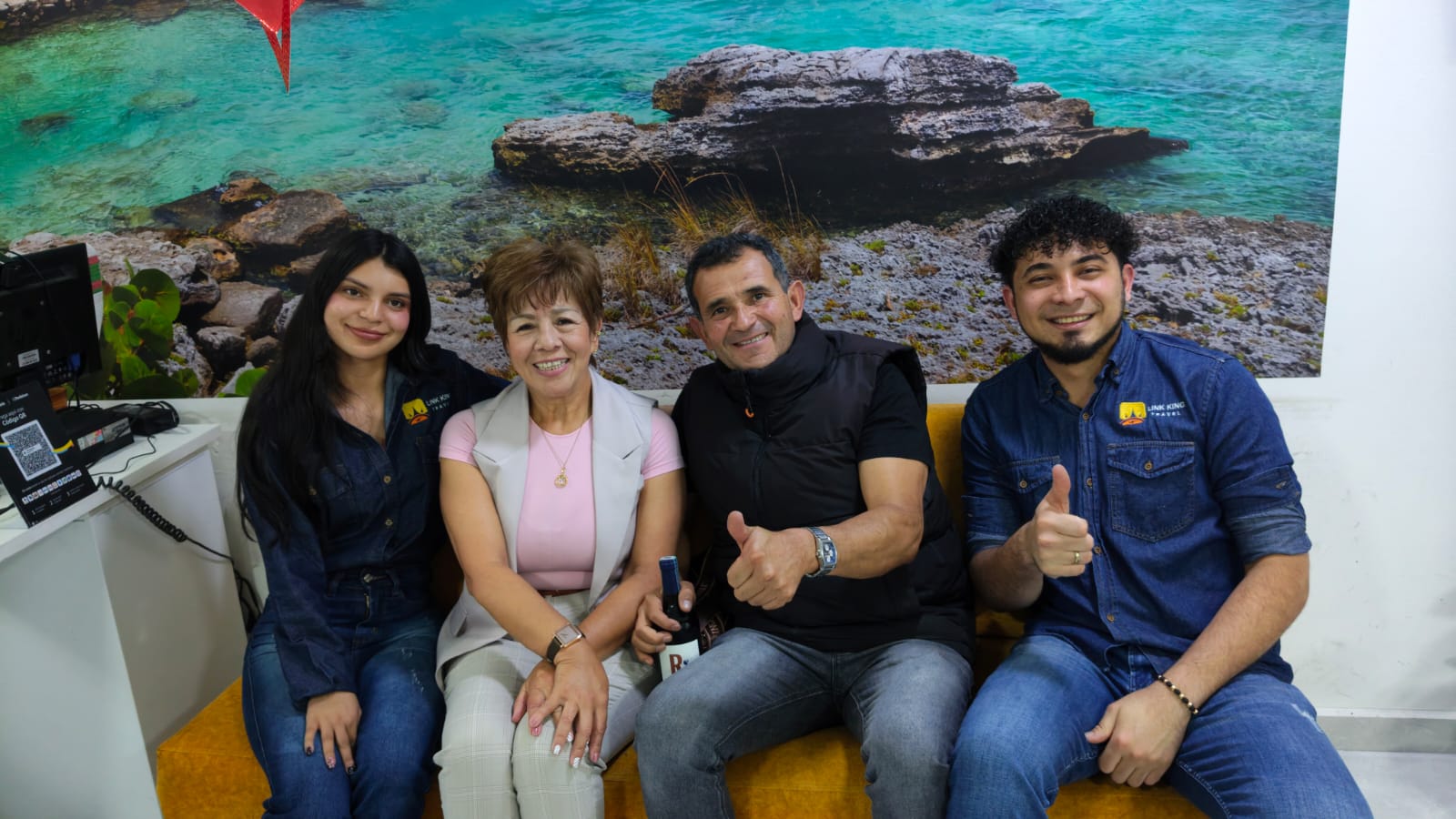 Familia atendida por el equipo de Link King Travel en la oficina de Bogotá