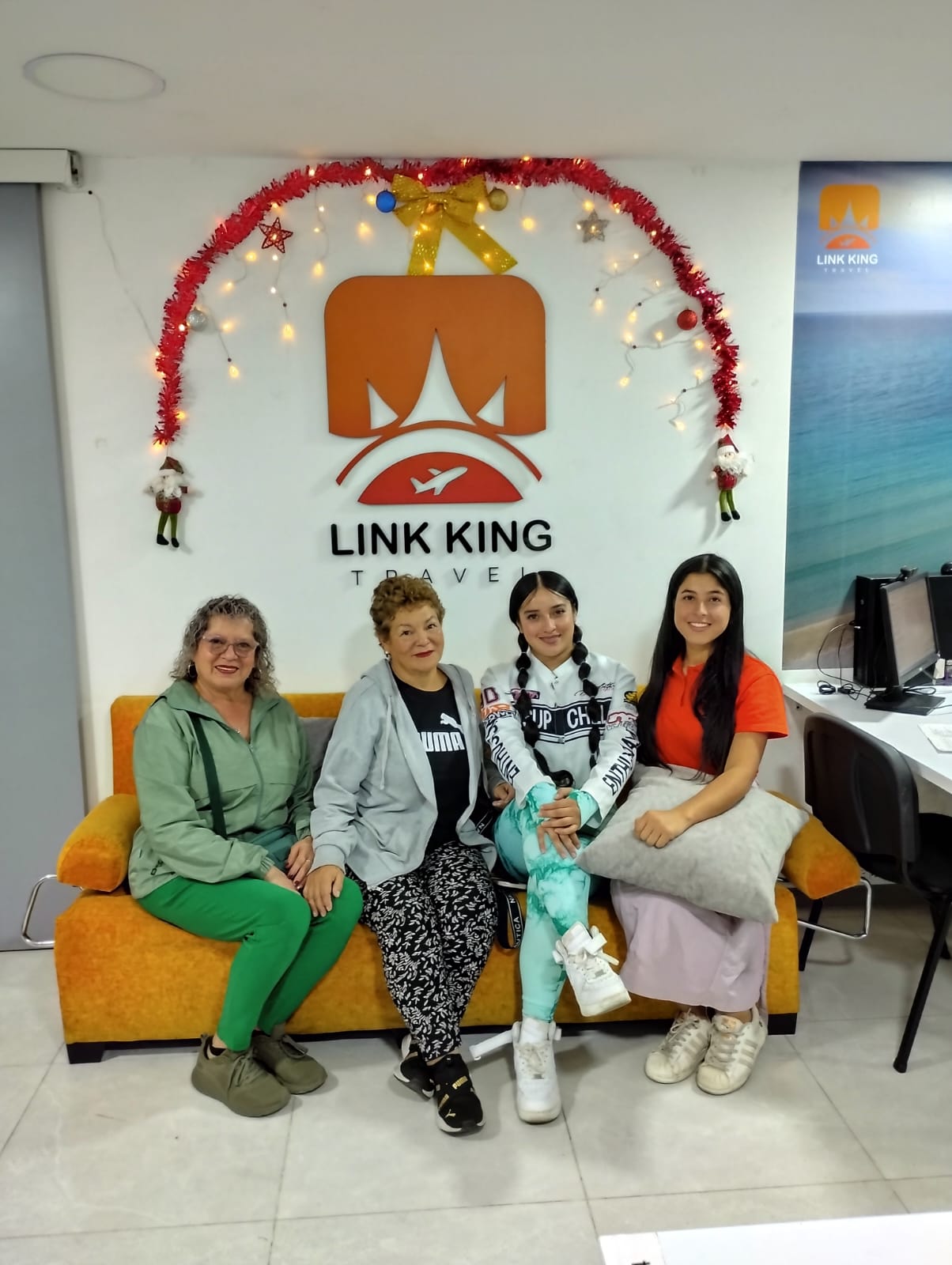 Grupo de clientas posando con el equipo de Link King Travel en la oficina de Bogotá