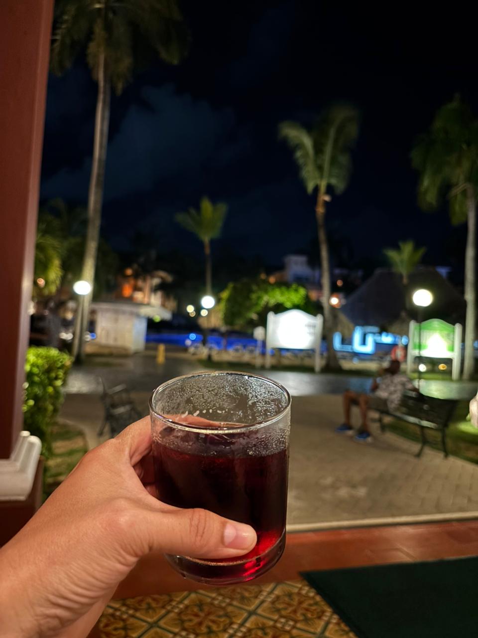 Atardecer y cóctel en resort del Caribe