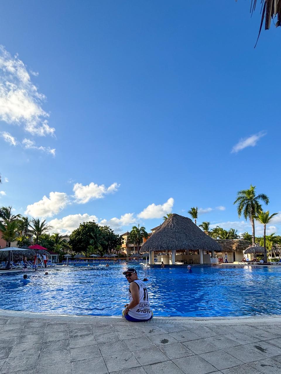 Cliente disfrutando piscina de resort all inclusive
