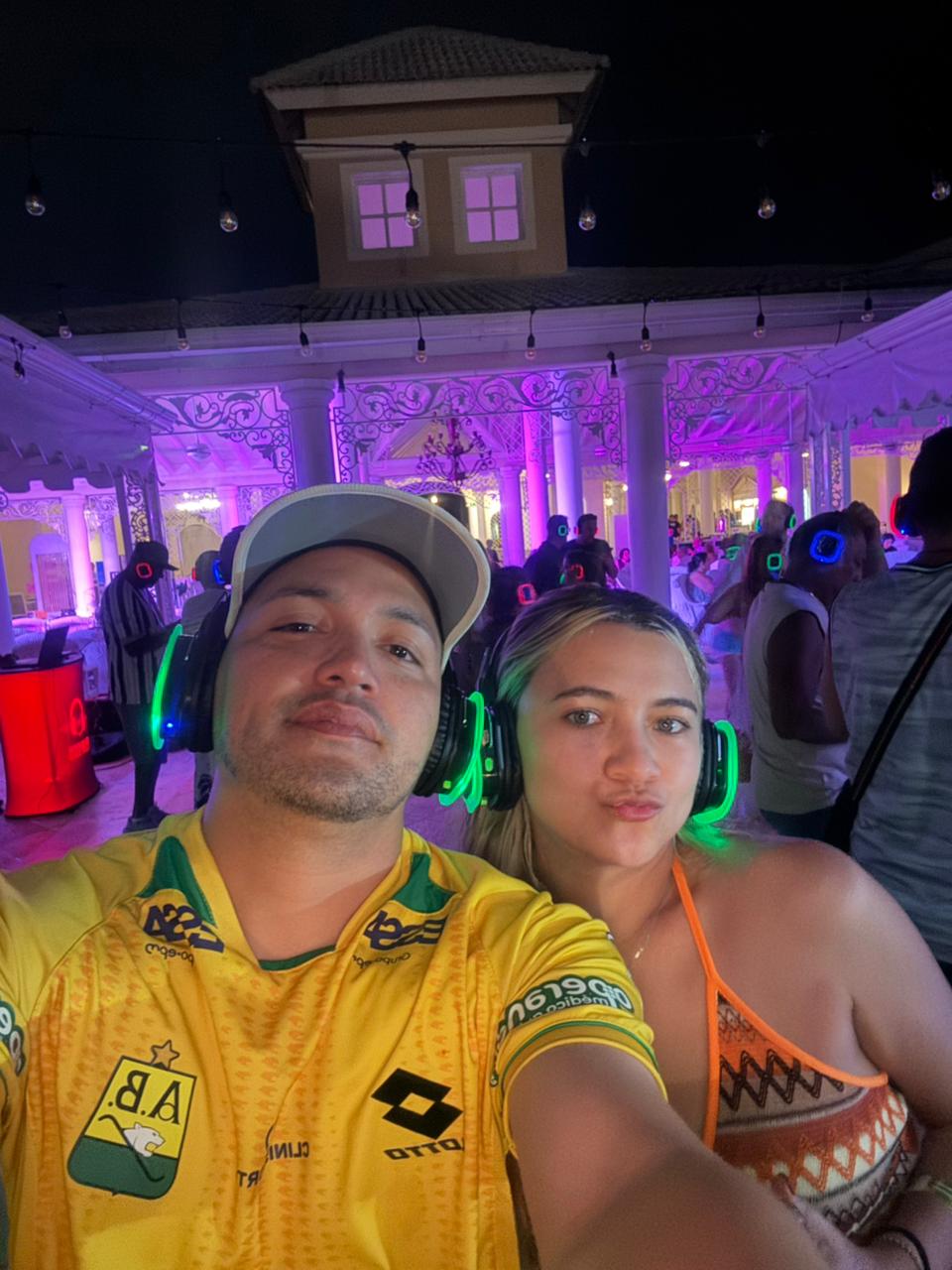 Pareja de clientes en fiesta silent disco en resort