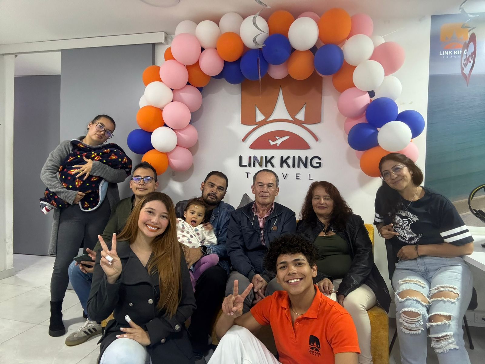 Familia y equipo Link King Travel celebrando en oficina de Bogotá