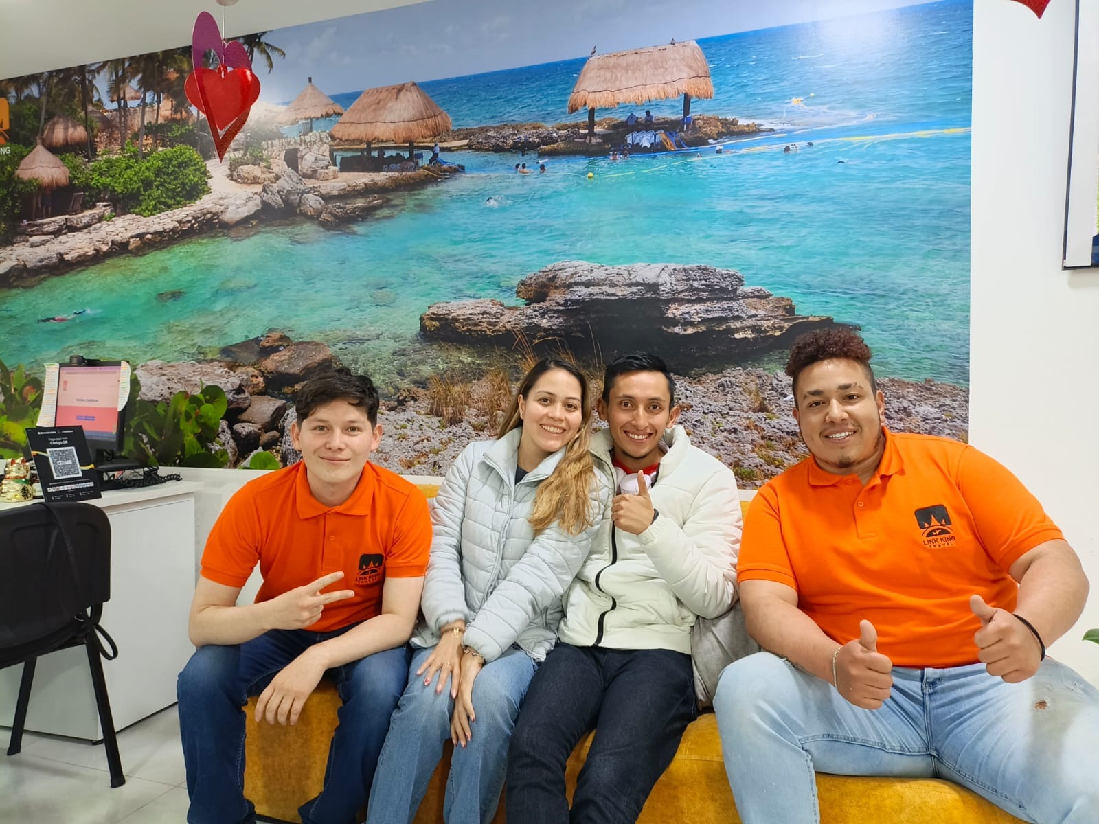 Equipo Link King Travel atendiendo viajeros